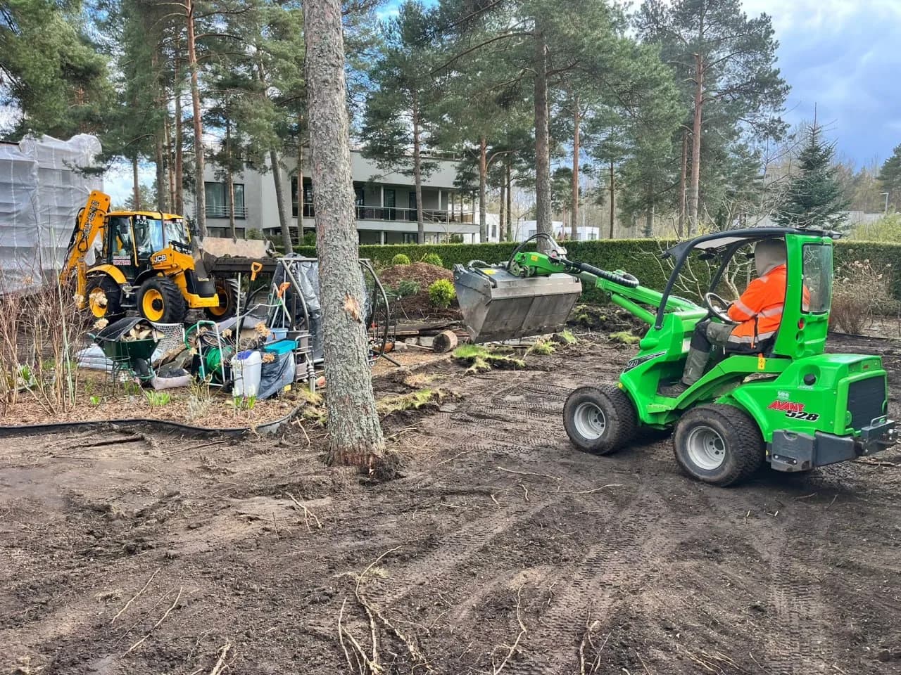 Laadur ja ekskavaator krundi puhastamisel